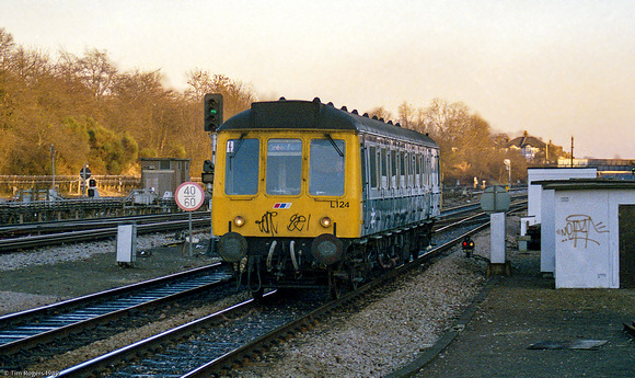 Class 121, Set L124 11 Jan 1989  Clapham Jn 89_02_TJR022-Enhanced